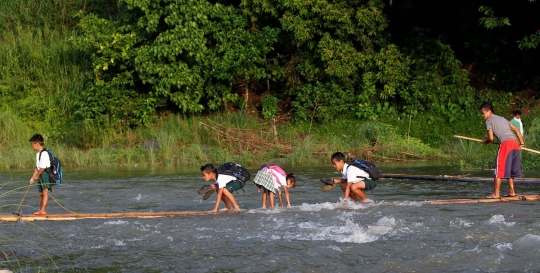 Semangat anak-anak pelosok terjang derasnya sungai demi ke sekolah