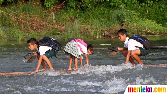 Foto : Semangat anak-anak pelosok terjang derasnya sungai 