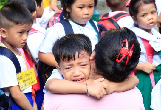 Potret lucu dan haru anak SD di Filipina saat hari pertama sekolah