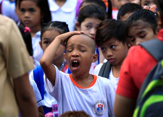 Potret lucu dan haru anak SD di Filipina saat hari pertama sekolah