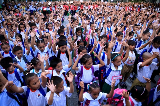 Potret lucu dan haru anak SD di Filipina saat hari pertama sekolah