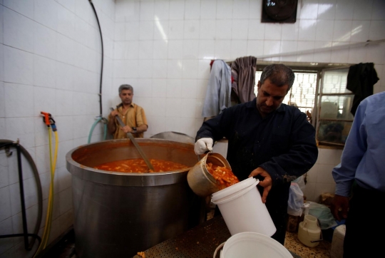 Kisah pilu warga Palestina berebut makanan buka puasa