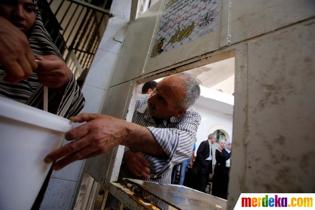 Foto : Kisah pilu warga Palestina berebut makanan buka puasa  Ramadan 