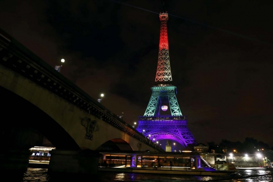 Warna kebesaran LGBT terangi Menara Eiffel