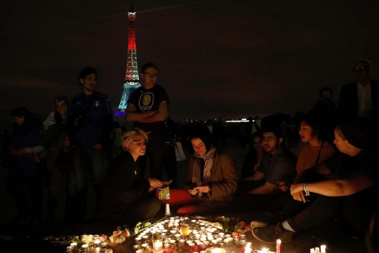 Warna kebesaran LGBT terangi Menara Eiffel