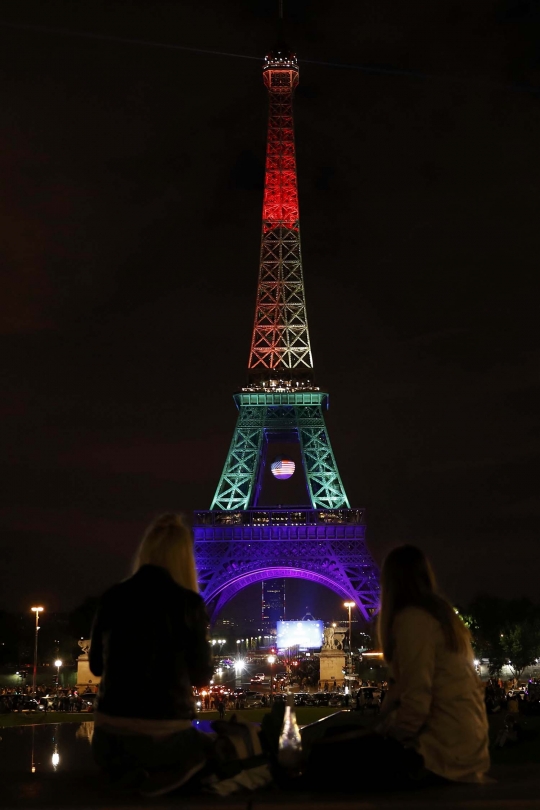 Warna kebesaran LGBT terangi Menara Eiffel