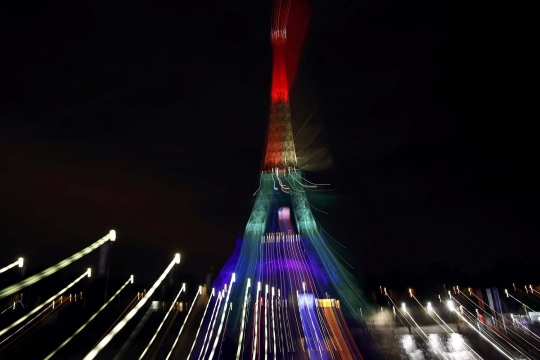 Warna kebesaran LGBT terangi Menara Eiffel