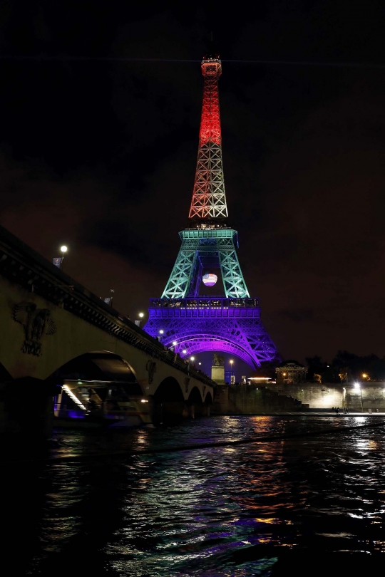 Warna kebesaran LGBT terangi Menara Eiffel