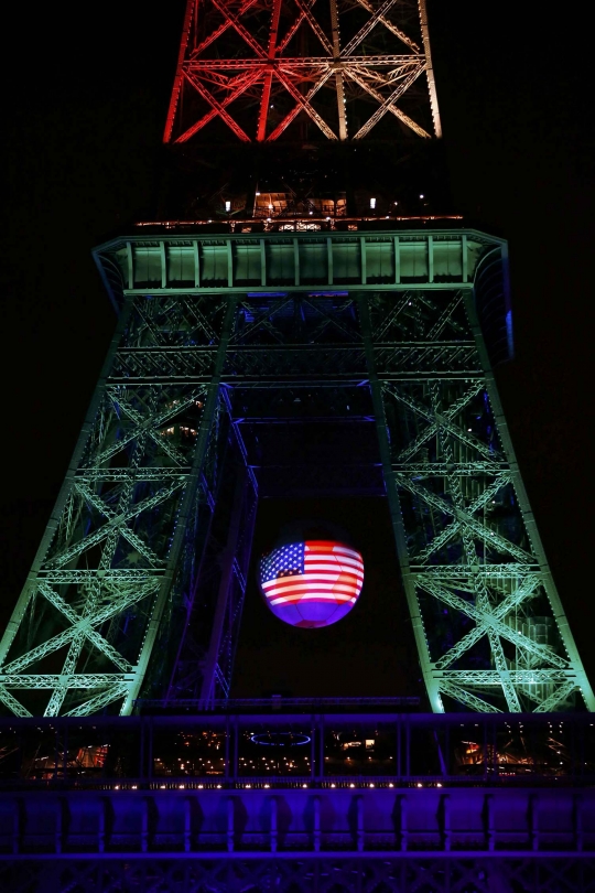 Warna kebesaran LGBT terangi Menara Eiffel