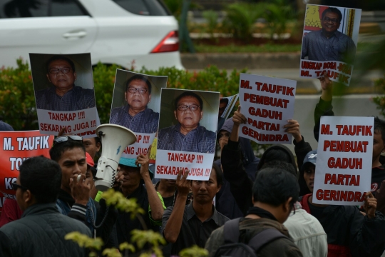 Aksi massa geruduk KPK tuntut penangkapan M Taufik