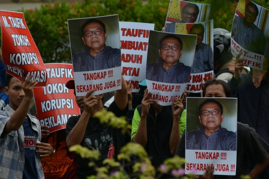 Aksi massa geruduk KPK tuntut penangkapan M Taufik