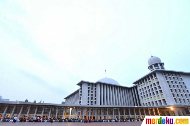 Foto : Buka puasa bersama, ribuan jemaah penuhi Masjid 