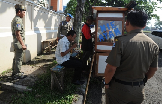 Kelakuan konyol warga asyik makan di tengah razia warung