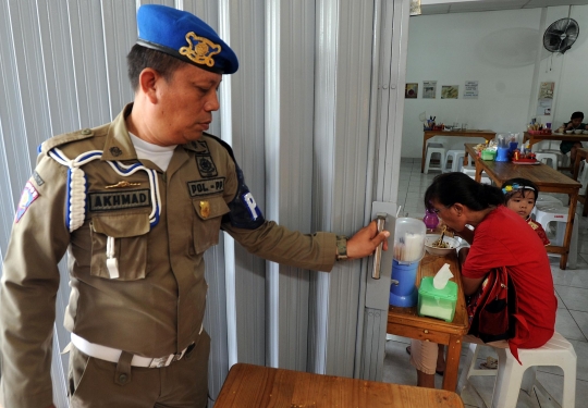 Kelakuan konyol warga asyik makan di tengah razia warung