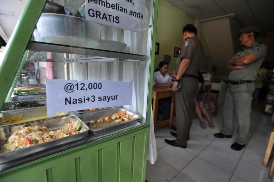 Kelakuan konyol warga asyik makan di tengah razia warung