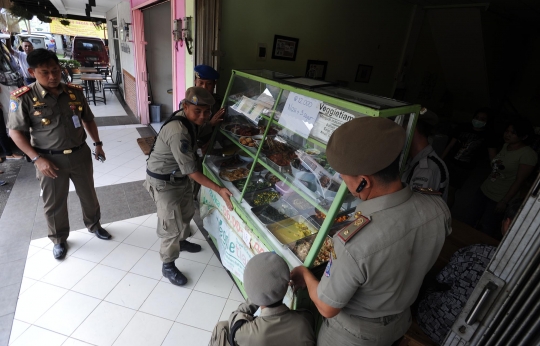 Kelakuan konyol warga asyik makan di tengah razia warung