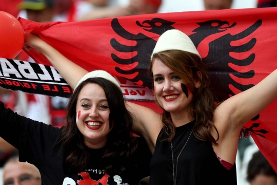 Deretan suporter cantik meriahkan laga Prancis vs Albania