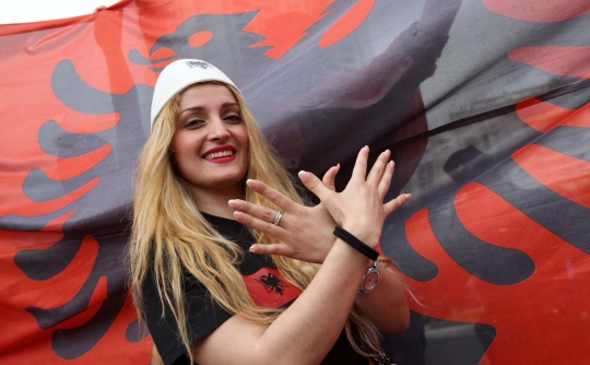 Deretan suporter cantik meriahkan laga Prancis vs Albania