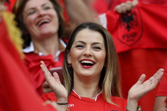Deretan suporter cantik meriahkan laga Prancis vs Albania