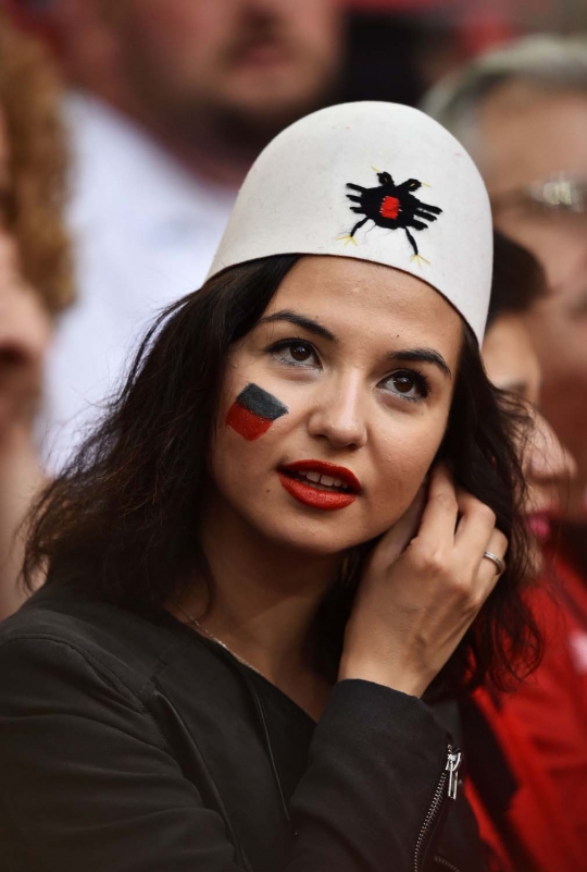 Deretan suporter cantik meriahkan laga Prancis vs Albania