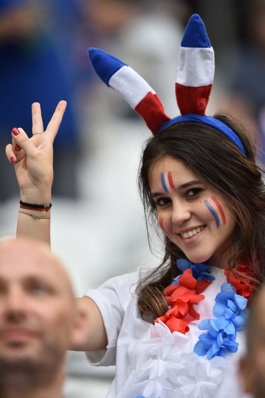 Deretan suporter cantik meriahkan laga Prancis vs Albania