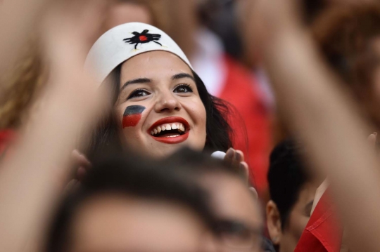 Deretan suporter cantik meriahkan laga Prancis vs Albania