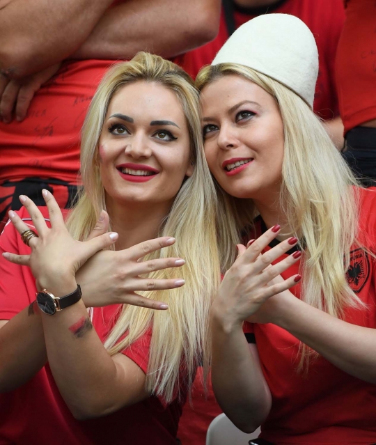 Deretan suporter cantik meriahkan laga Prancis vs Albania