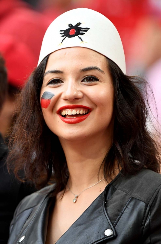 Deretan suporter cantik meriahkan laga Prancis vs Albania