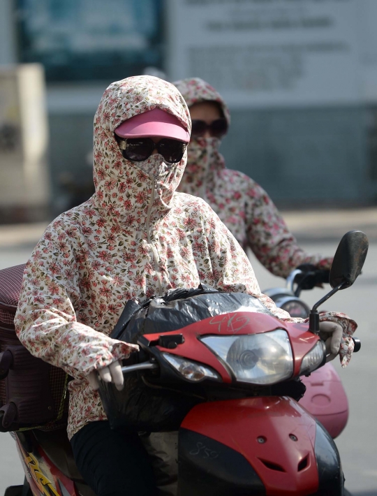 Cara unik warga Vietnam hindari panas saat naik motor