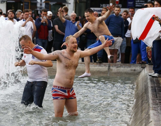 Kelakuan konyol suporter Inggris mandi di kolam air mancur Lille