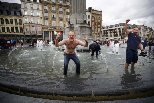 Kelakuan konyol suporter Inggris mandi di kolam air mancur Lille