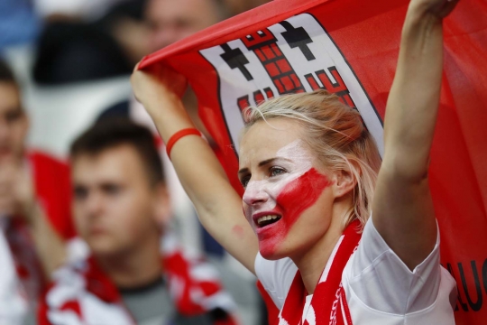 Deretan suporter cantik warnai laga sengit Jerman vs Polandia