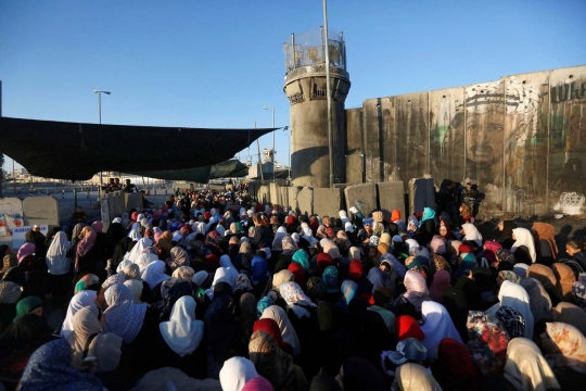 Potret ratusan warga Palestina harus antre masuk ke Masjid Al Aqsa