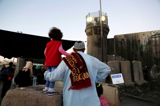 Potret ratusan warga Palestina harus antre masuk ke Masjid Al Aqsa