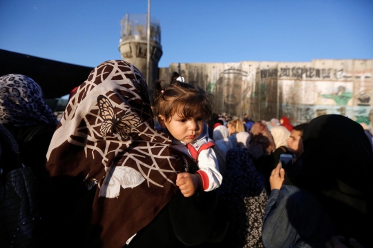 Potret ratusan warga Palestina harus antre masuk ke Masjid Al Aqsa