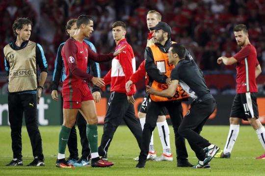 Wajah bete Cristiano Ronaldo diajak selfie fans di tengah lapangan