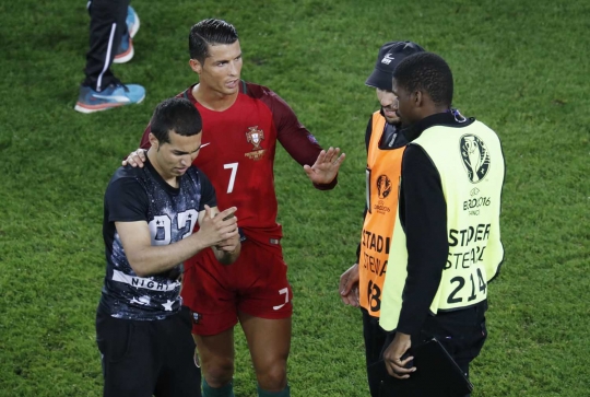 Wajah bete Cristiano Ronaldo diajak selfie fans di tengah lapangan