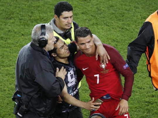 Wajah bete Cristiano Ronaldo diajak selfie fans di tengah lapangan