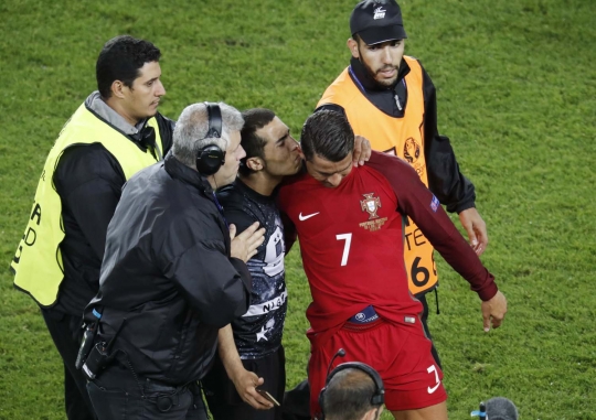 Wajah bete Cristiano Ronaldo diajak selfie fans di tengah lapangan