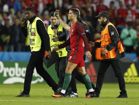 Wajah bete Cristiano Ronaldo diajak selfie fans di tengah lapangan