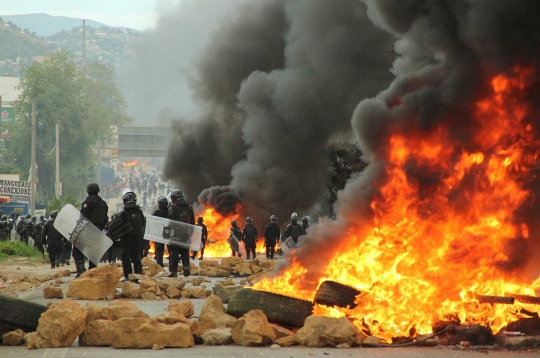 Protes reformasi pendidikan, massa bakar truk bermuatan ribuan ayam