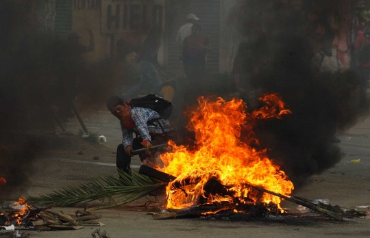 Protes reformasi pendidikan, massa bakar truk bermuatan ribuan ayam