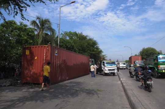 Truk kontainer terguling, Jalan RE Martadinata macet parah