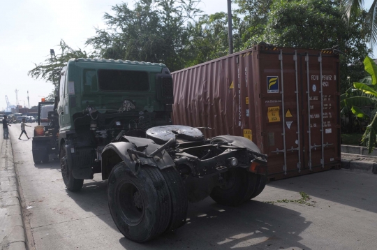 Truk kontainer terguling, Jalan RE Martadinata macet parah