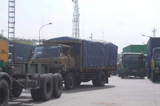 Truk kontainer terguling, Jalan RE Martadinata macet parah