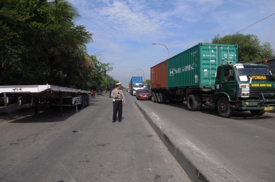 Truk kontainer terguling, Jalan RE Martadinata macet parah