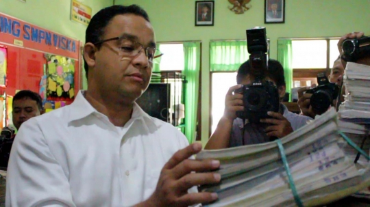 Anies Baswedan tinjau kondisi sekolah rusak akibat banjir di Solo