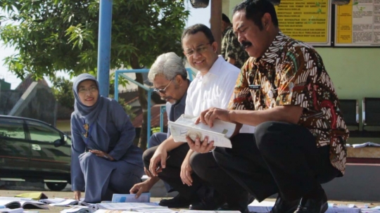 Anies Baswedan tinjau kondisi sekolah rusak akibat banjir di Solo