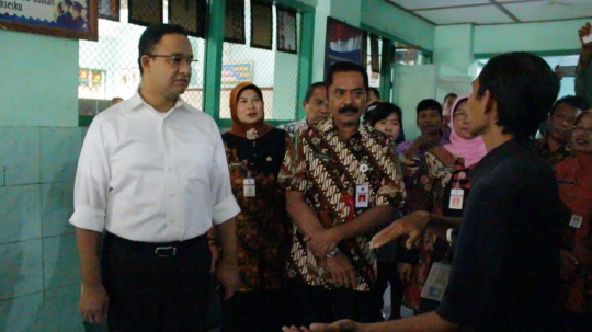 Anies Baswedan tinjau kondisi sekolah rusak akibat banjir di Solo