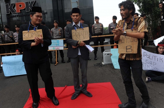 Aksi aktivis demo tolak RUU pengampunan pajak